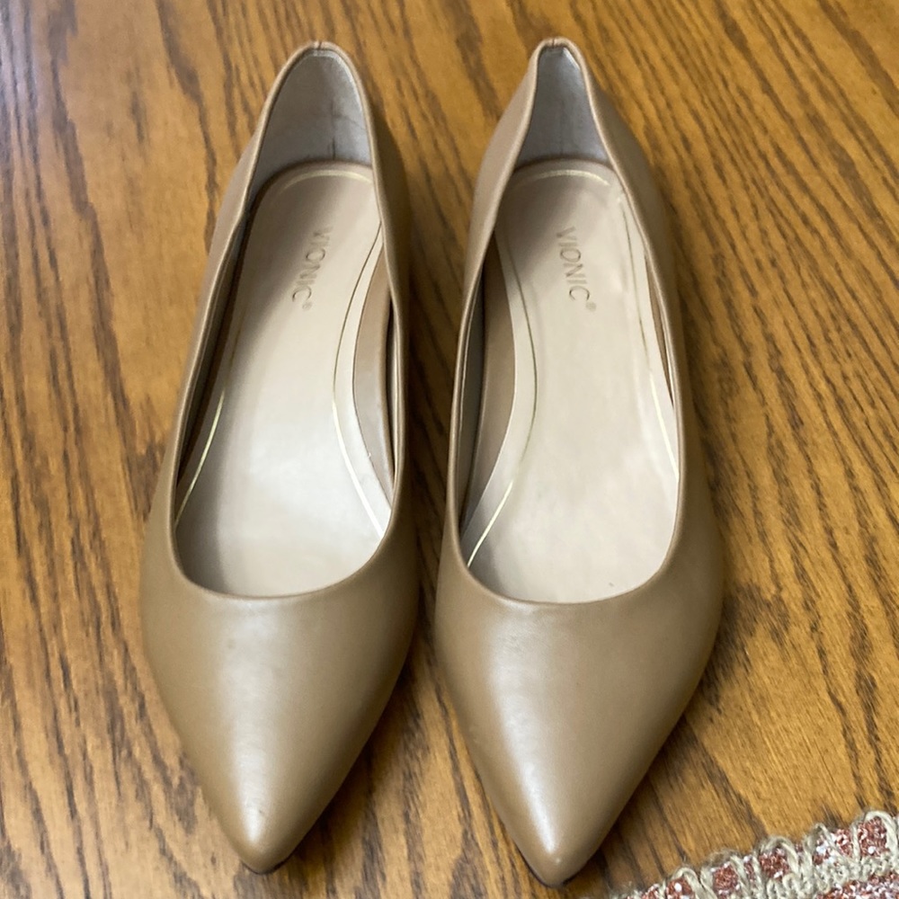 Vionic Lena flats.  8.5M.